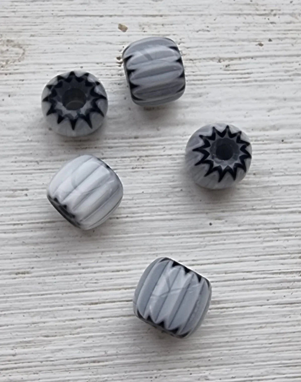 Glaspärlor Murano - Svart/vit tub 6mm, 5-pack Hilmas Pyssel