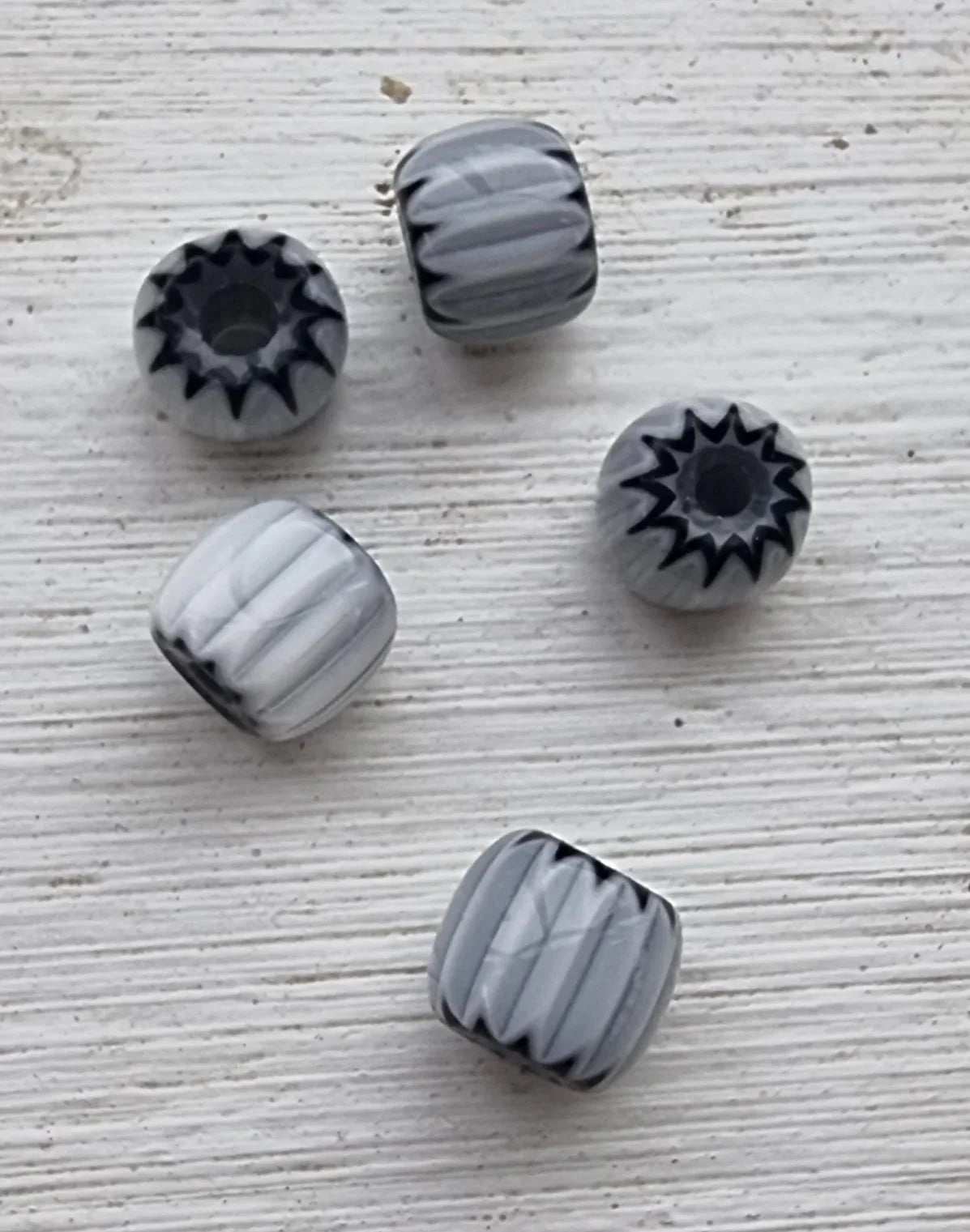 Glaspärlor Murano - Svart/vit tub 6mm, 5-pack Hilmas Pyssel