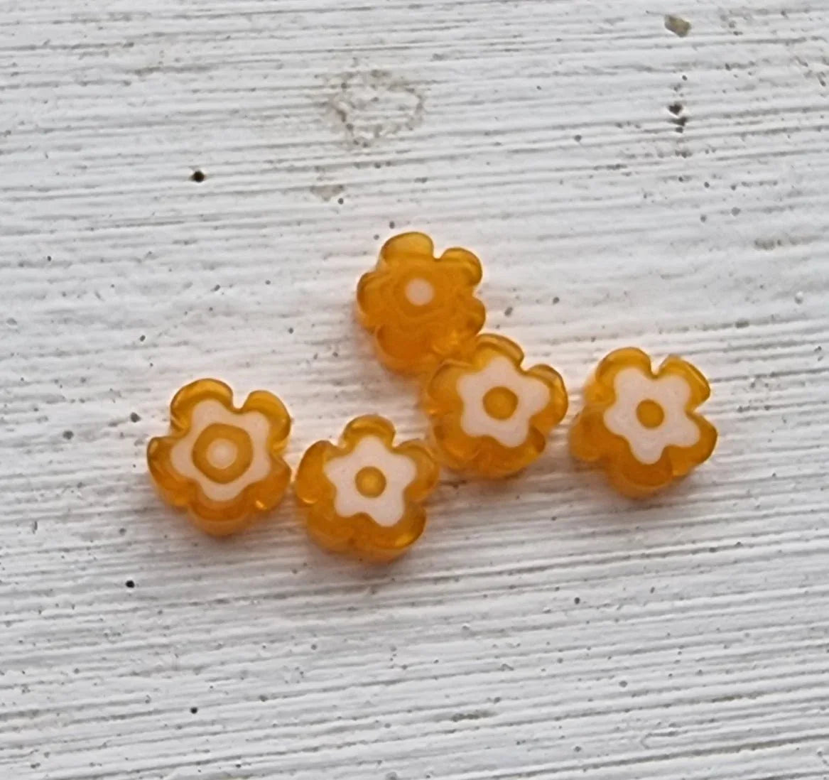 Glaspärlor Millefiori - Gulorange/Vit Blommor 6mm, 5-pack Hilmas Pyssel