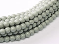 Tjeckiska Fiesta Pearl - Shiny Grey Mist 2mm, 1 sträng Hilmas Pyssel