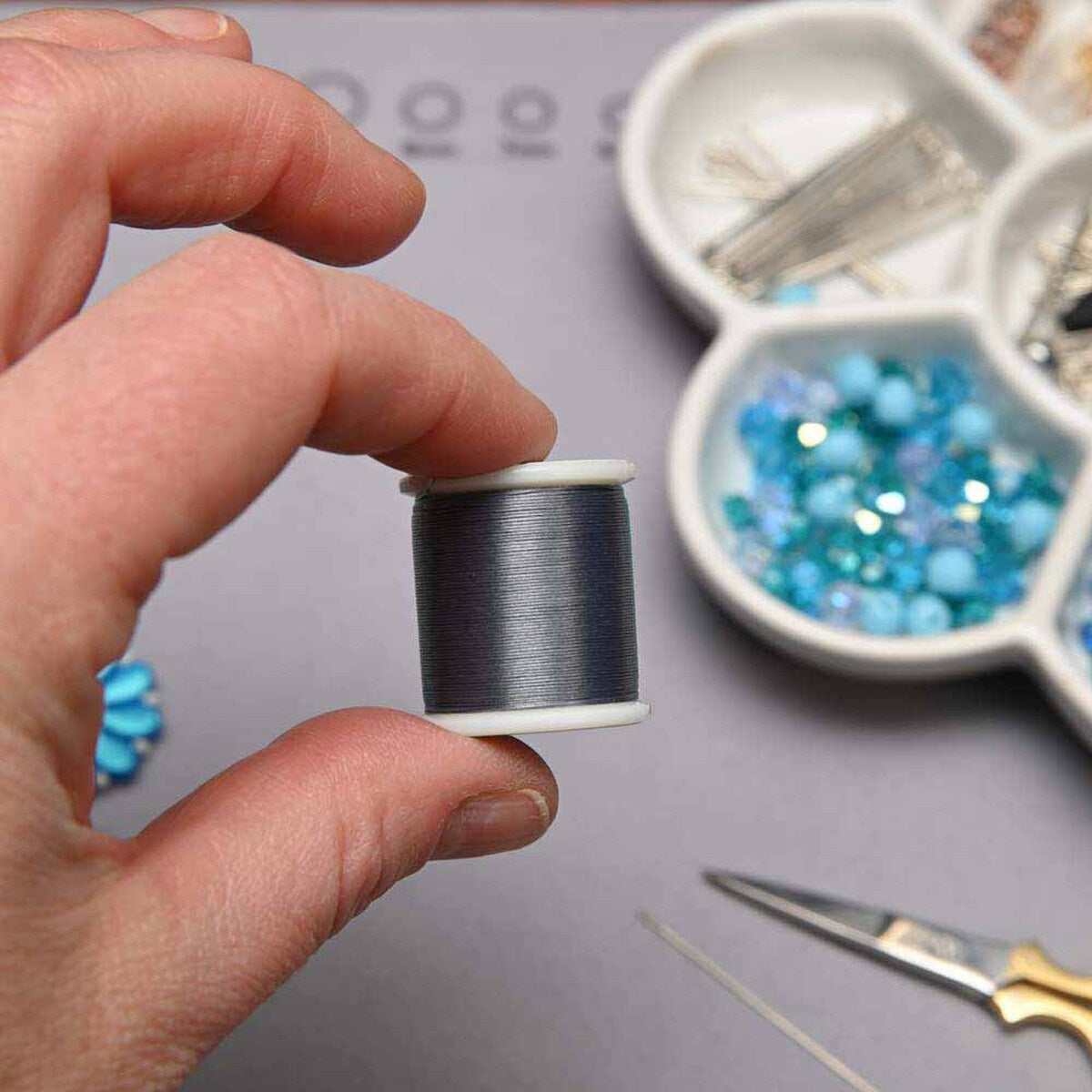 K.O pärltråd - Dark grey, 1 rulle K.O Beading Thread