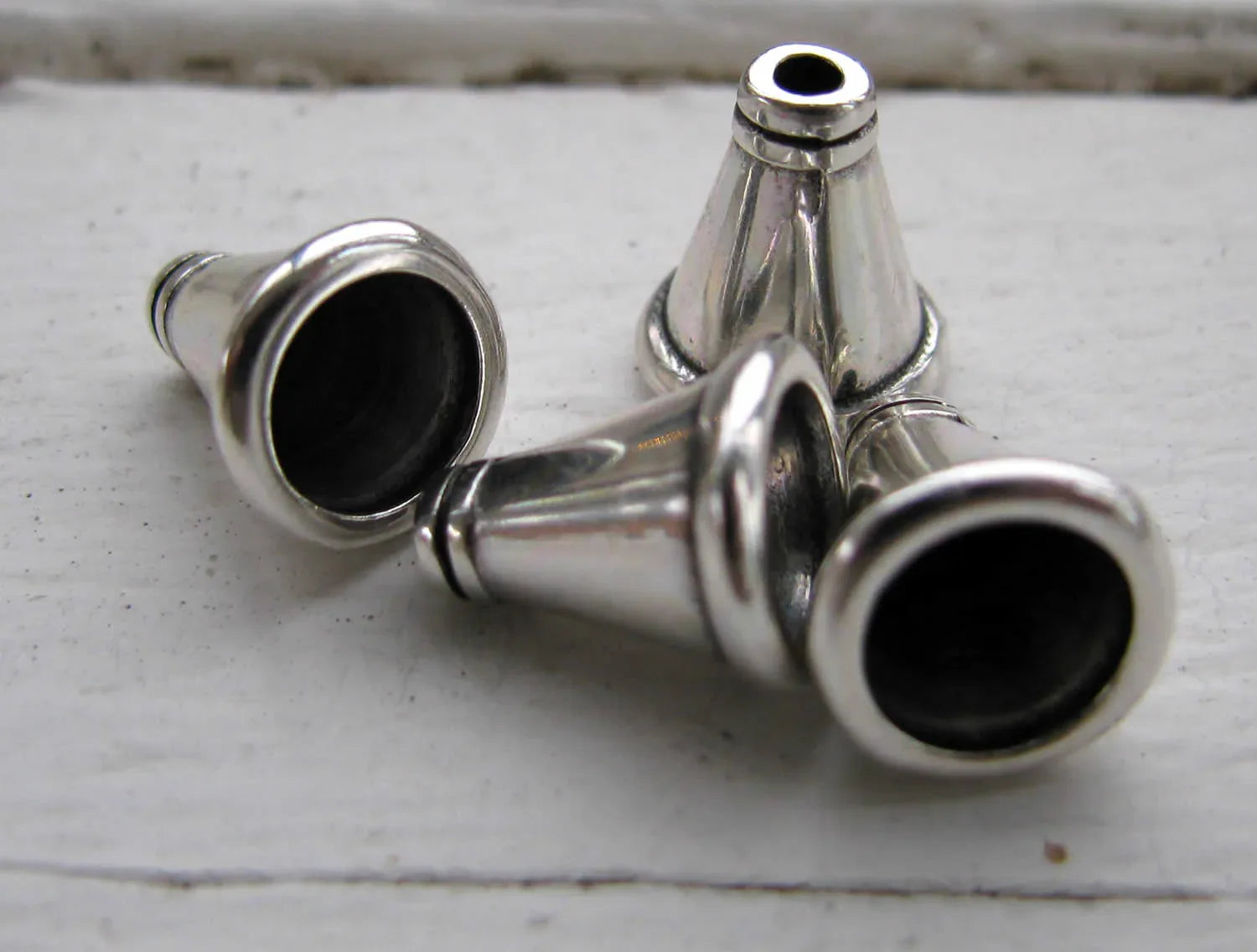 Koner silverfärgad - Stilren 11,5x10mm 4-pack Grekisk Metall