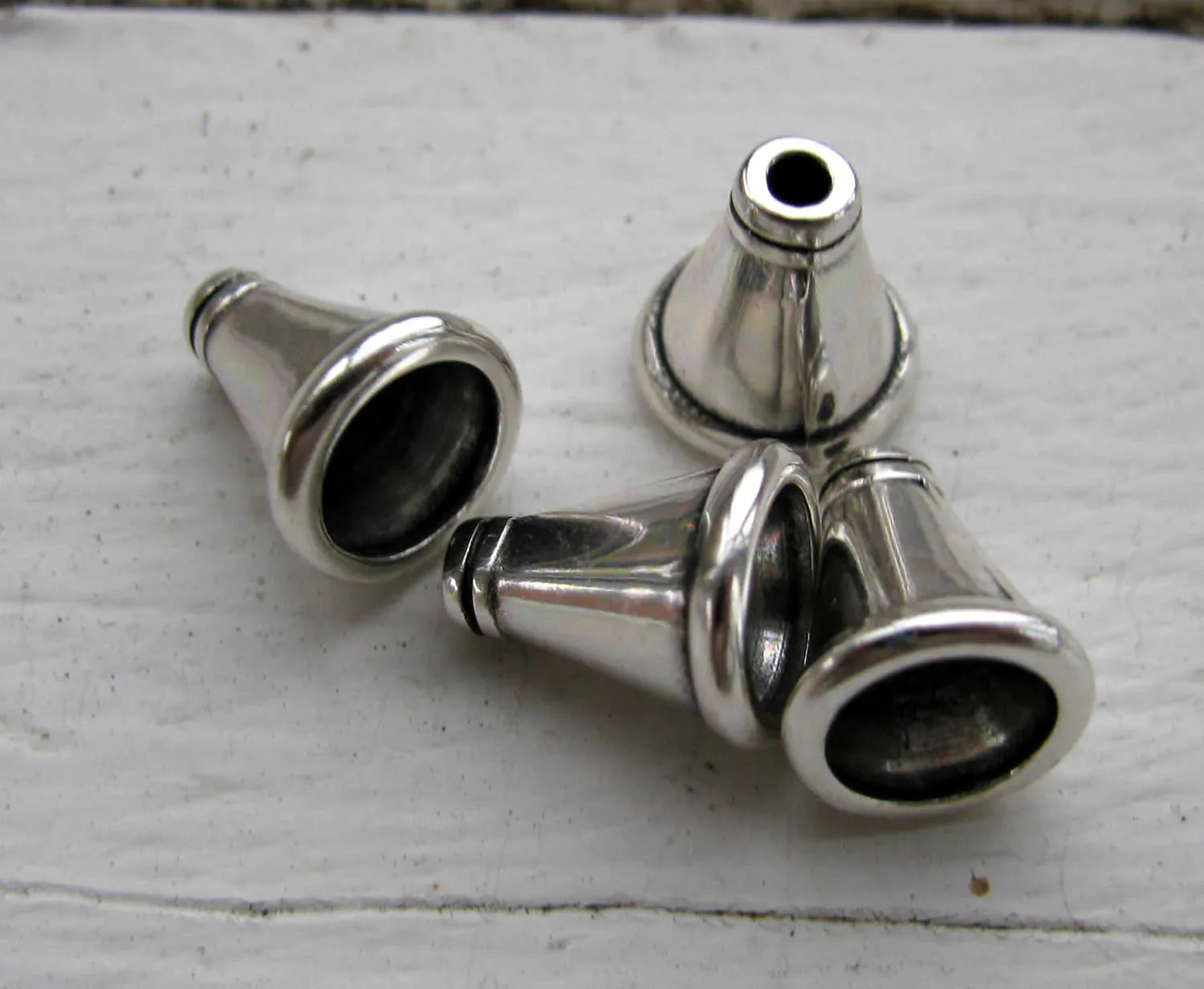 Koner silverfärgad - Stilren 11,5x10mm 4-pack Grekisk Metall