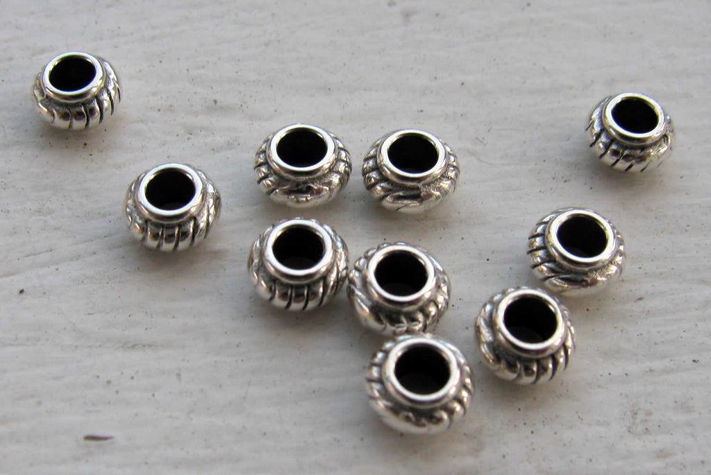 Mellandel silverfärgad - Tunna med streckmönster, stort hål, 10-pack Grekisk Metall