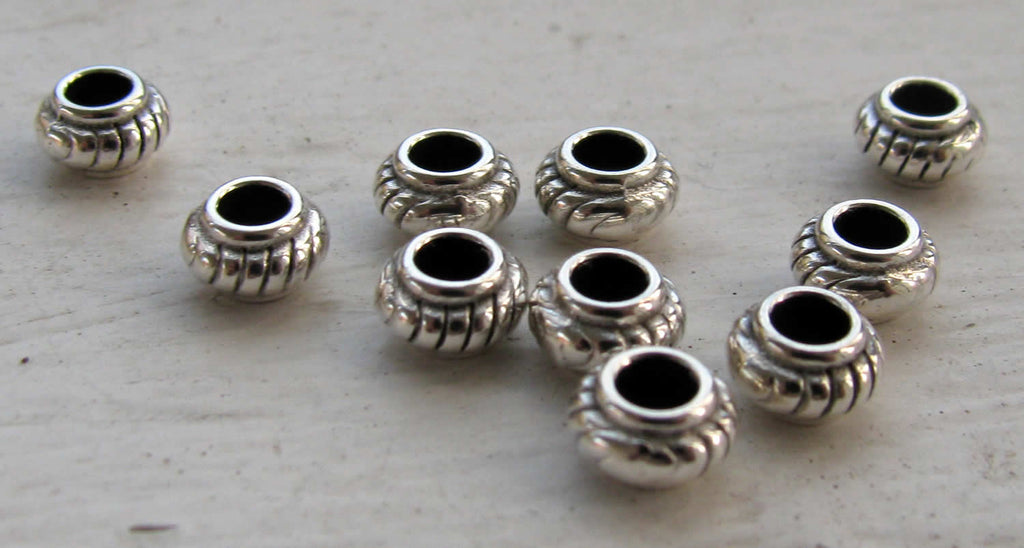 Mellandel silverfärgad - Tunna med streckmönster, stort hål, 10-pack Grekisk Metall