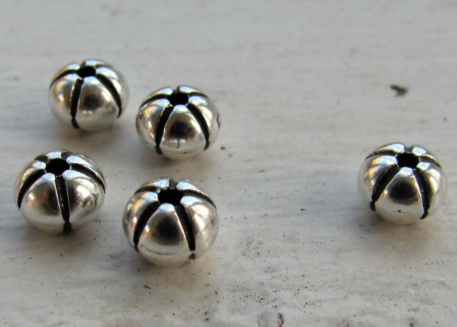 Mellandel Silverfärgad - Rund Pumpa 6x4,6mm - 5-pack Grekisk Metall