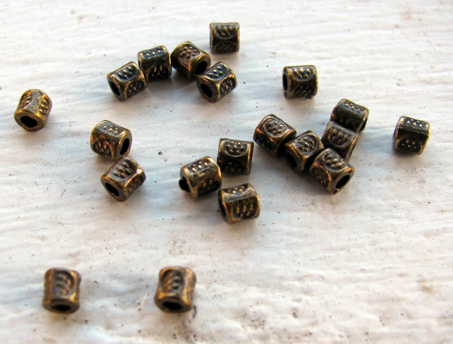 Mellandel bronsfärgad - Liten mönstrad cylinder 3mm, 20-pack Grekisk Metall