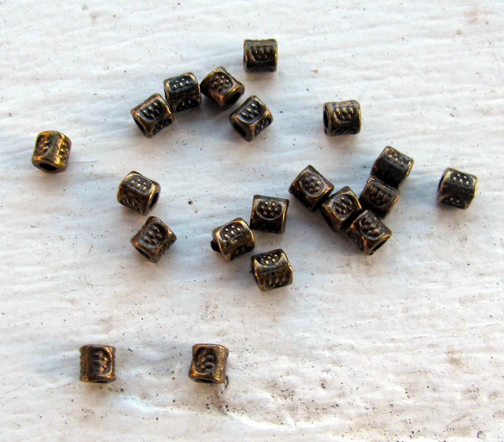 Mellandel bronsfärgad - Liten mönstrad cylinder 3mm, 20-pack Grekisk Metall