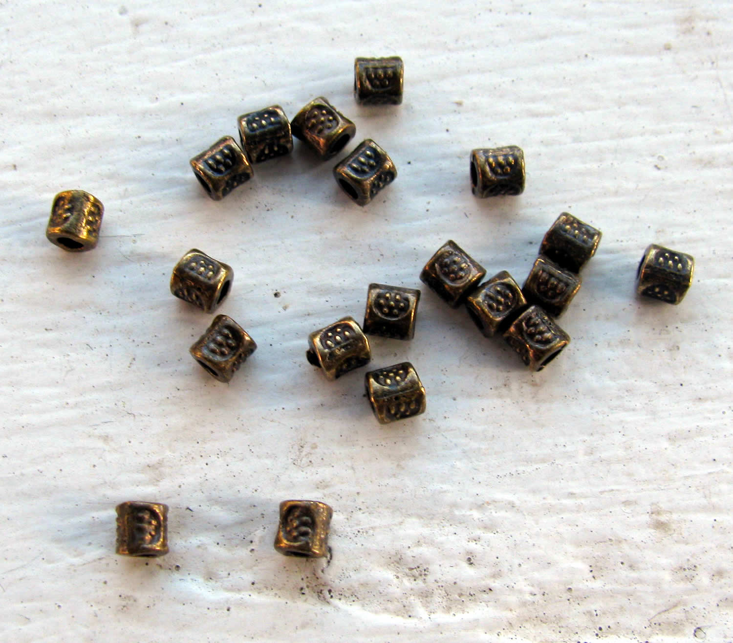 Mellandel bronsfärgad - Liten mönstrad cylinder 3mm, 20-pack Grekisk Metall