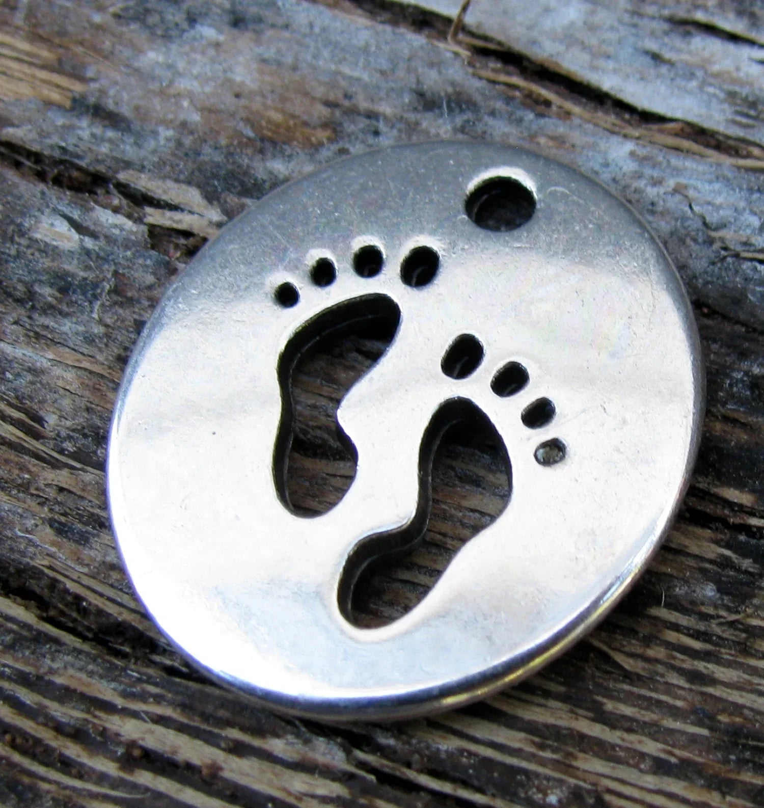 Berlock silverfärgad - Oval med babyfötter 1 styck Grekisk Metall