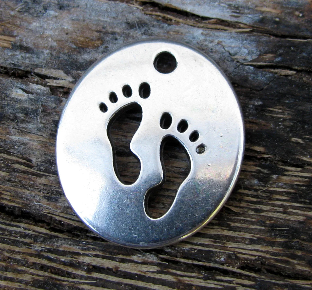 Berlock silverfärgad - Oval med babyfötter 1 styck Grekisk Metall
