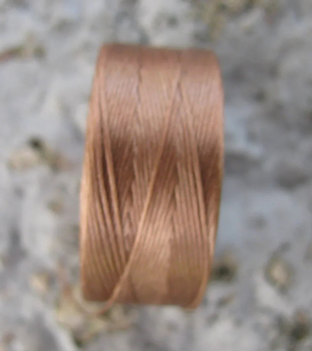 S-Lon Bead Thread - Light Copper / Ljus Koppar, Strl D 1 rulle Hilmas Pyssel