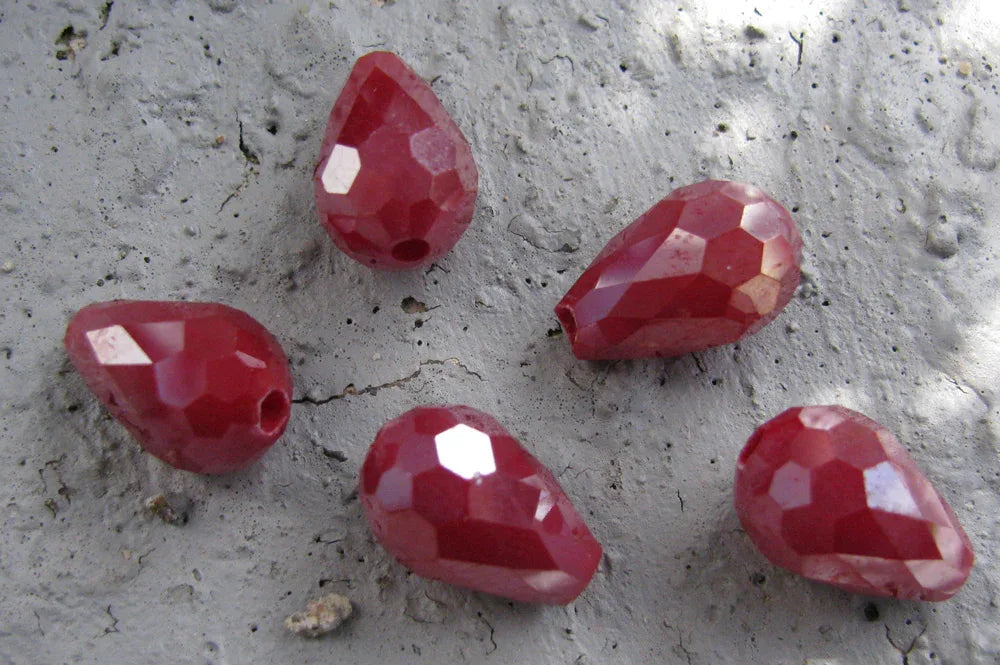 Facetterade droppar - Röda med lyster, 15x10mm, 5-pack Hilmas Pyssel