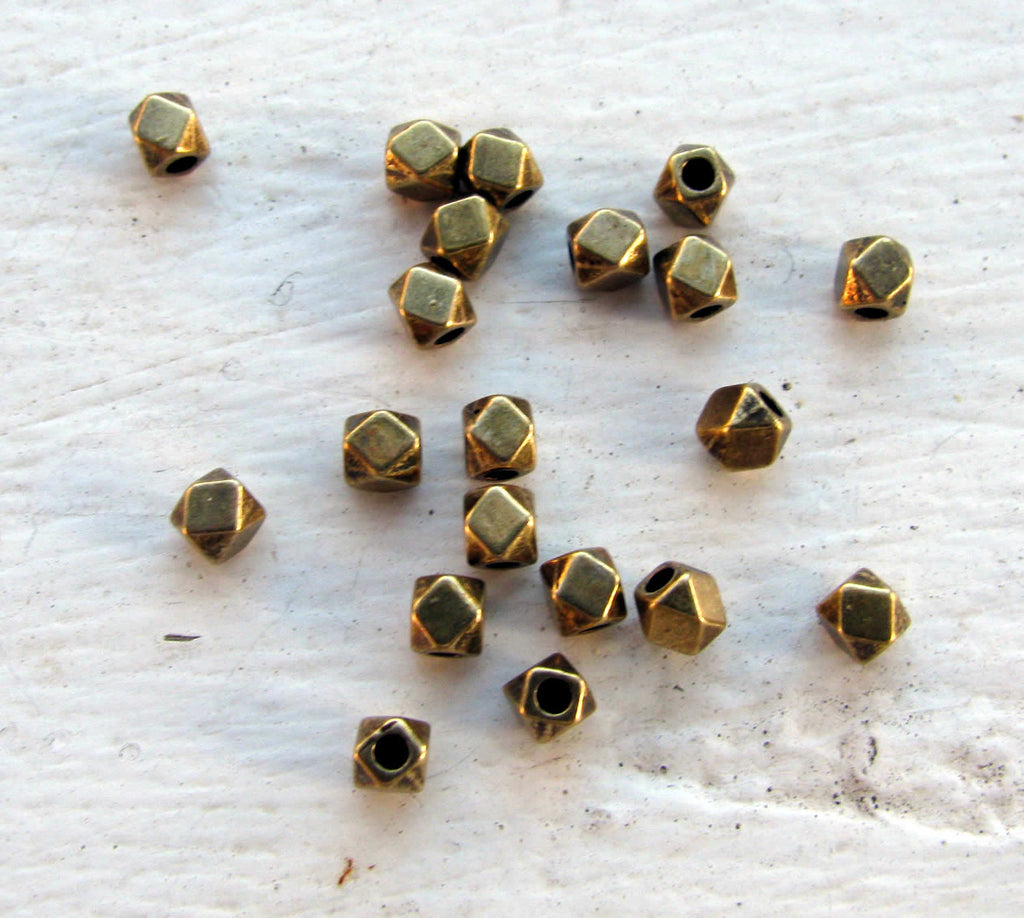 Mellandel Bronsfärgad - Kub med Facetterade Kanter 3mm, 20-pack Grekisk Metall