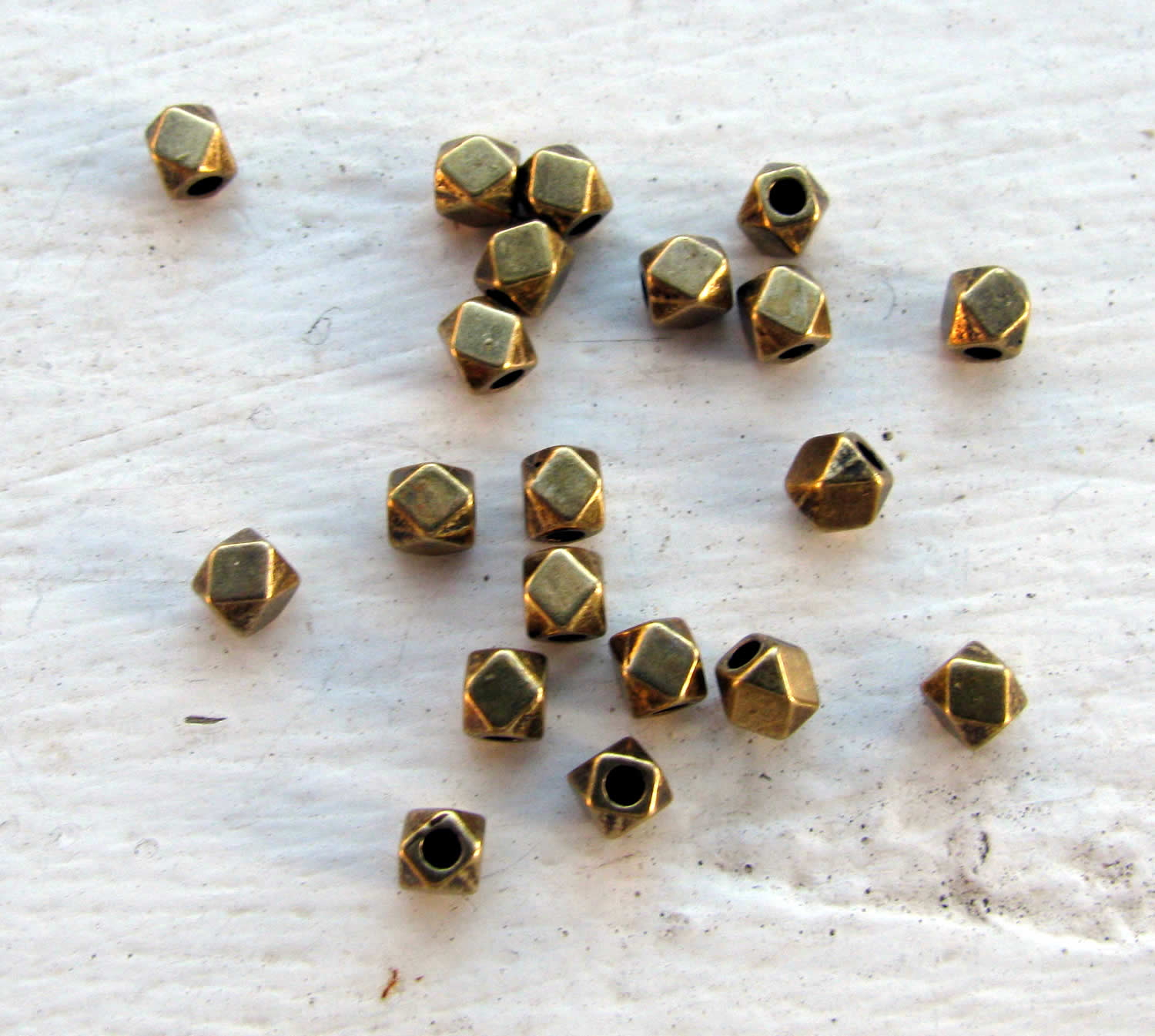 Mellandel Bronsfärgad - Kub med Facetterade Kanter 3mm, 20-pack Grekisk Metall