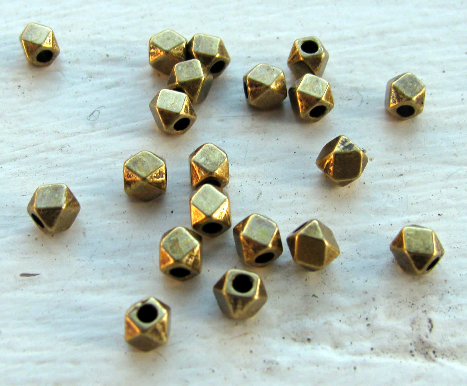 Mellandel Bronsfärgad - Kub med Facetterade Kanter 3mm, 20-pack Grekisk Metall