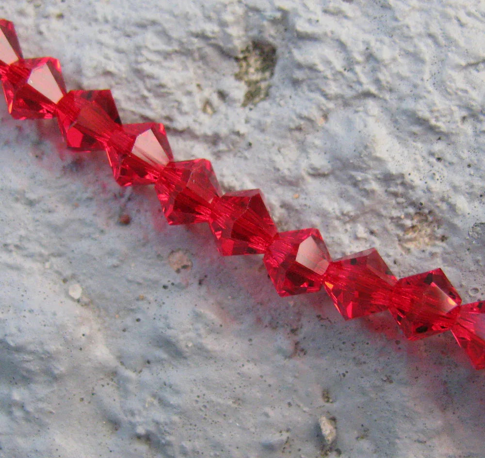 Tjeckiska MC Bicone - Light Siam 4 mm, 1 sträng Preciosa