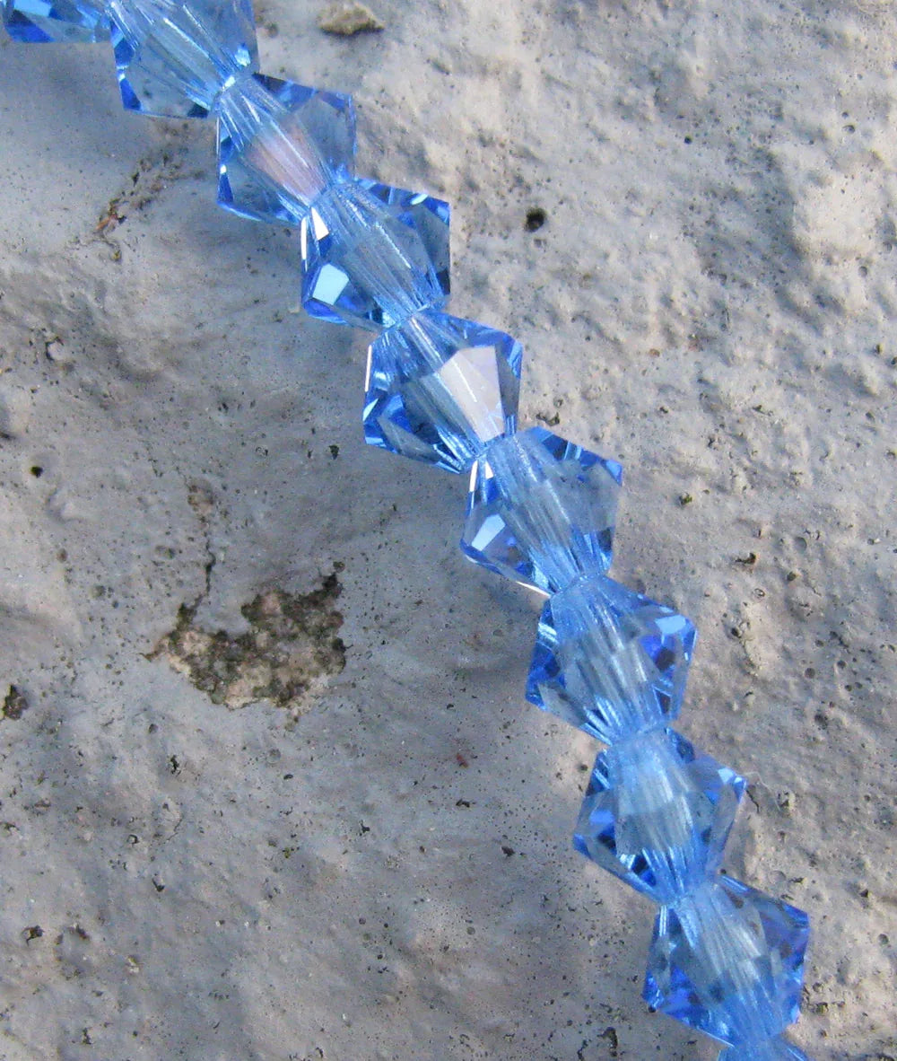 Tjeckiska MC Bicone - Sapphire 4 mm, 30- pack Preciosa