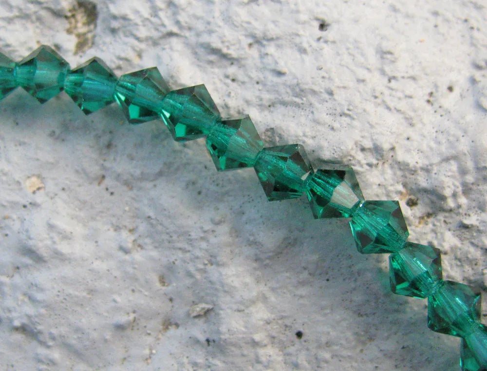 Tjeckiska MC Bicone - Emerald 4 mm, 1 sträng Preciosa