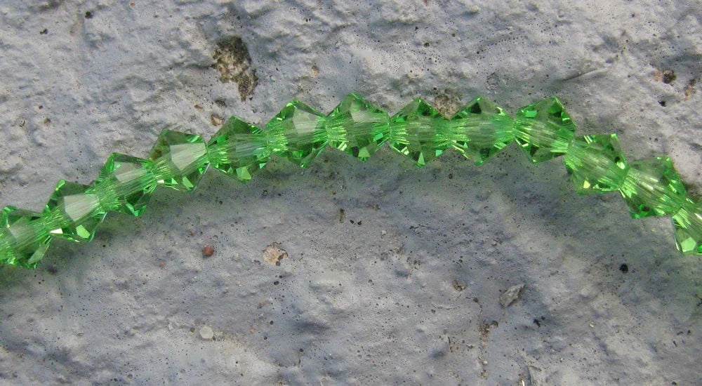 Tjeckiska MC Bicone - Peridot 4 mm, 1 sträng Preciosa