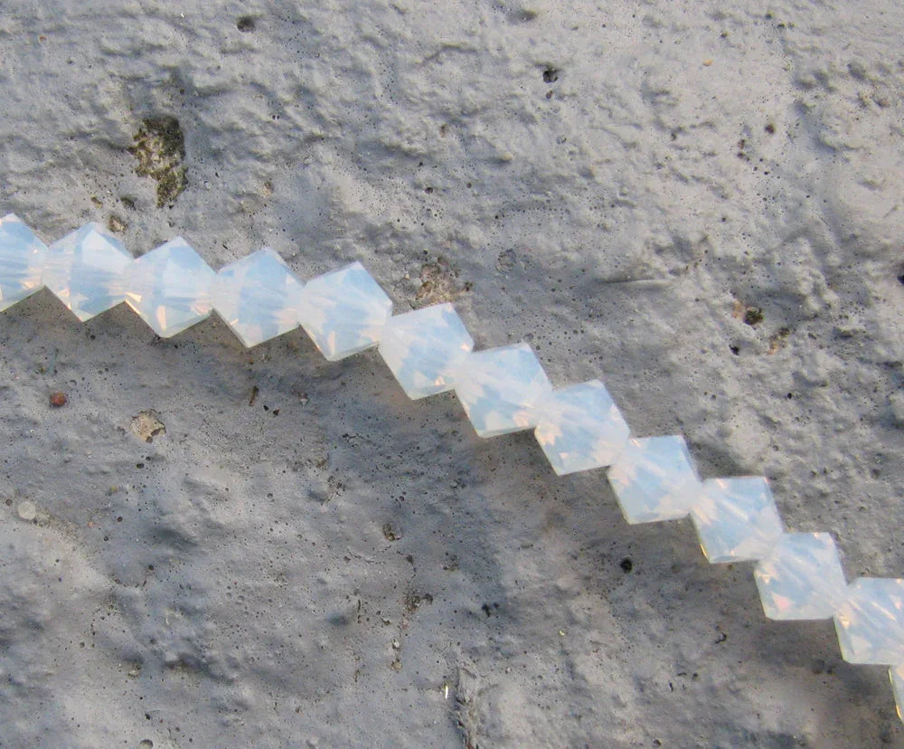 Tjeckiska MC Bicone - White Opal 4 mm, 1 sträng Preciosa
