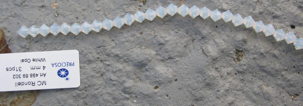 Tjeckiska MC Bicone - White Opal 4 mm, 1 sträng Preciosa