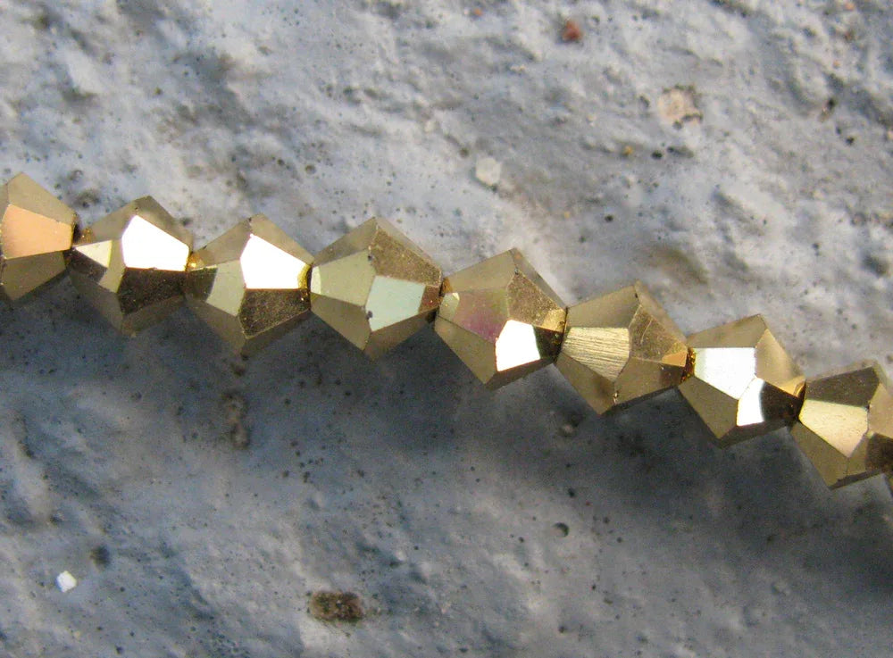 Tjeckiska MC Bicone - Crystal Aurum 4 mm, 1 sträng Preciosa