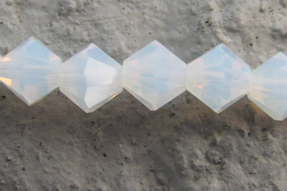 Tjeckiska MC Bicone - White Opal 6 mm, 1 sträng Preciosa