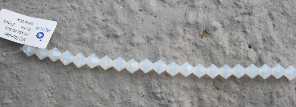 Tjeckiska MC Bicone - White Opal 6 mm, 1 sträng Preciosa