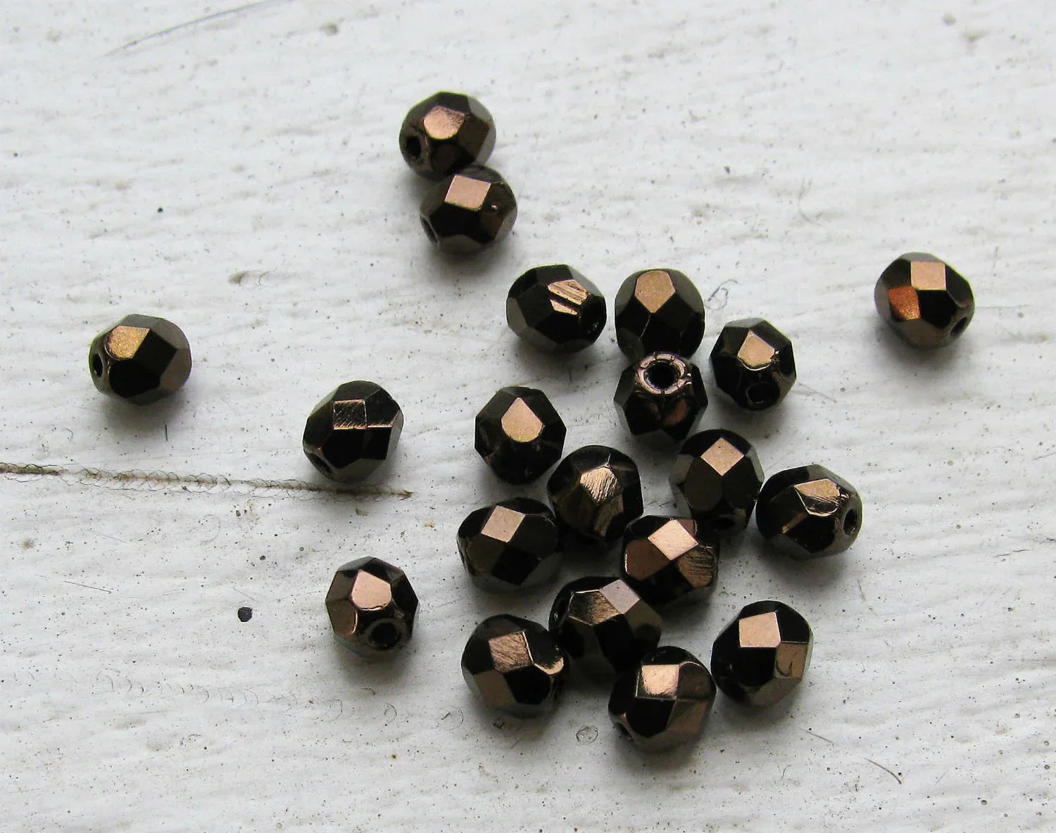 Tjeckiska Firepolish - Dark Bronze, 4 mm 50-pack Hilmas Pyssel