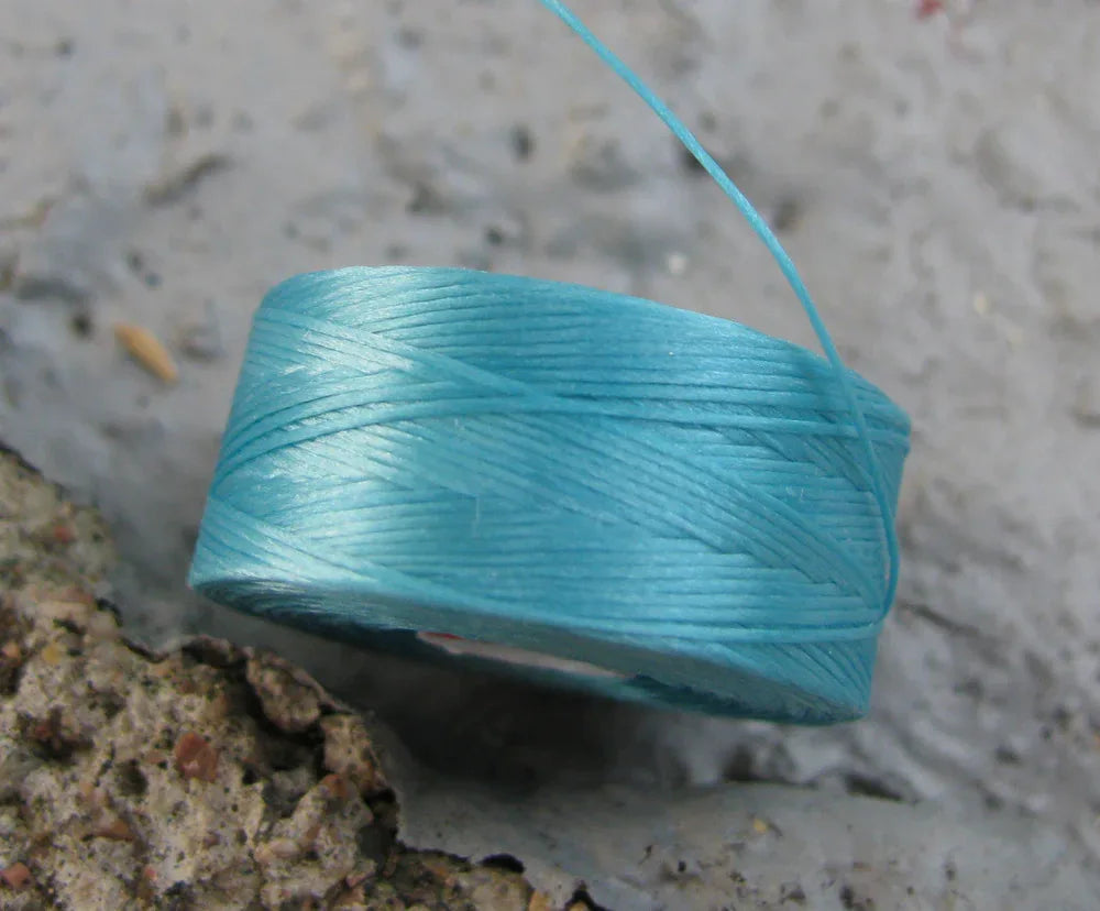 S-Lon Bead thread - Turquoise Blue, strl D, 1 rulle Hilmas Pyssel