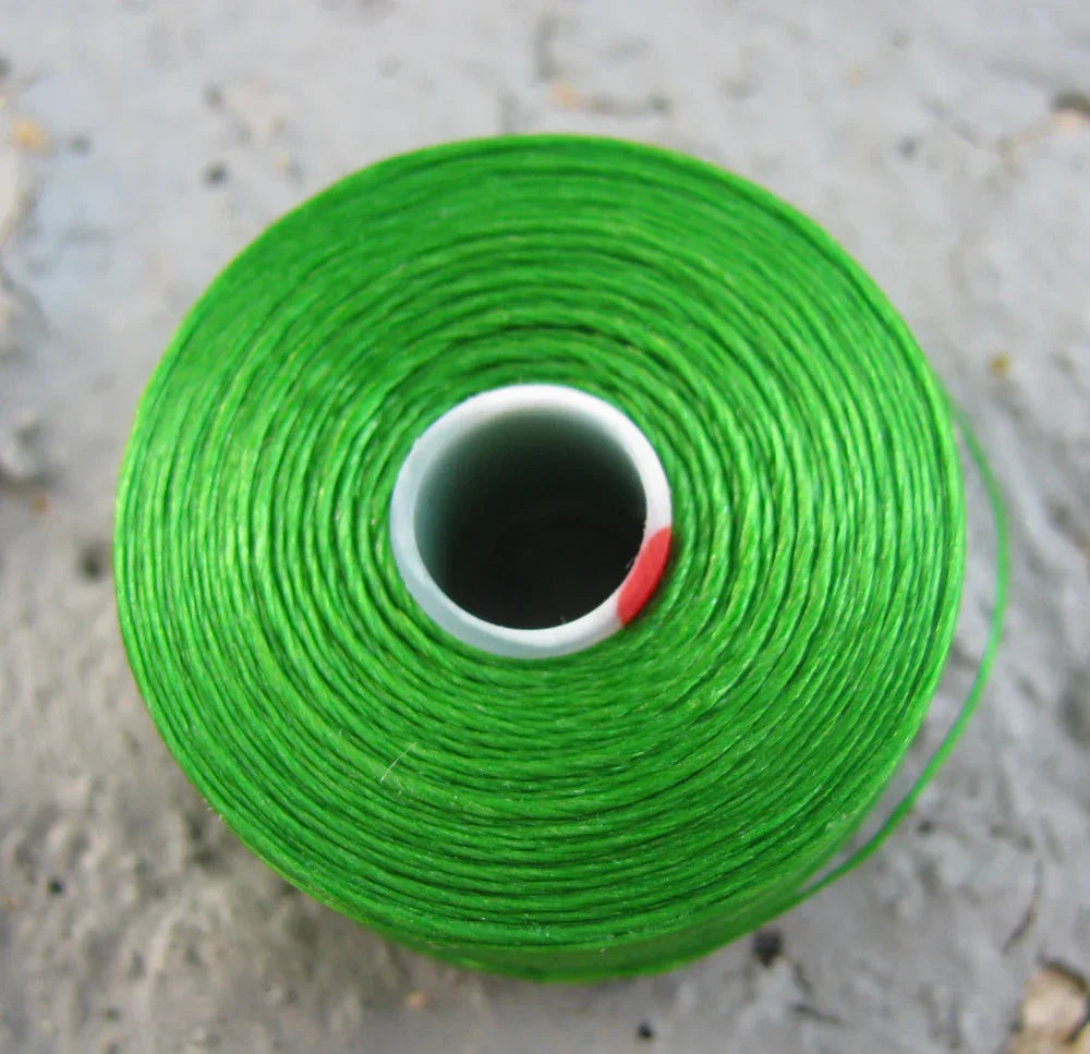 S-Lon Bead thread - Green, Storlek D, 1 Rulle Hilmas Pyssel