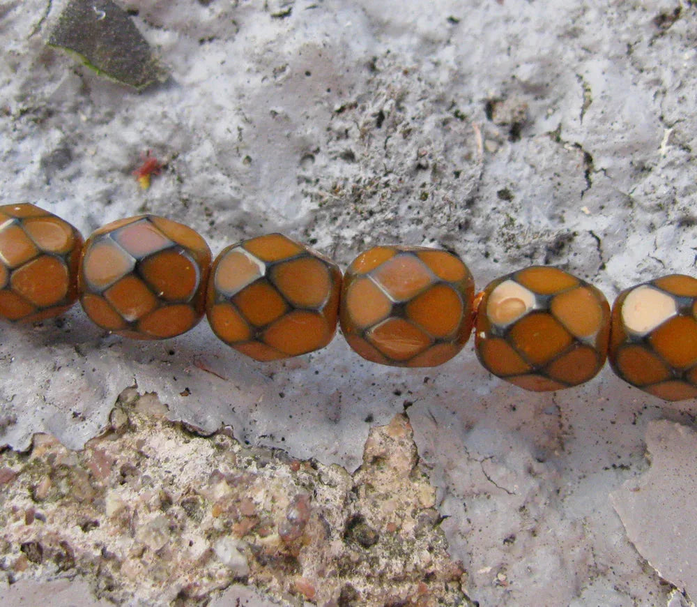 Tjeckiska Firepolish - Snake Amber 6mm, 1 sträng Hilmas Pyssel
