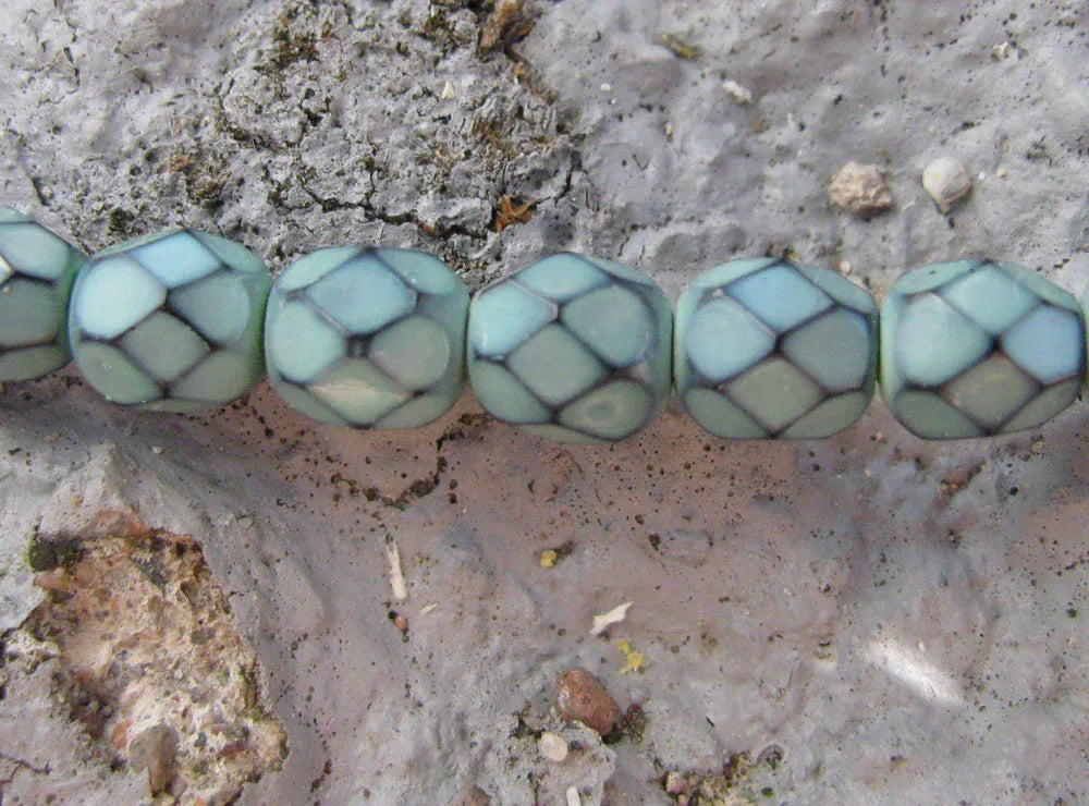 Tjeckiska Firepolish - Snake Hemlock Green 6mm, 1 sträng Hilmas Pyssel