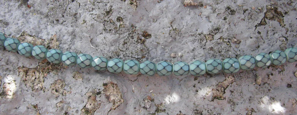 Tjeckiska Firepolish - Snake Hemlock Green 6mm, 1 sträng Hilmas Pyssel