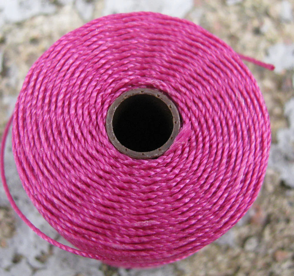 S-Lon Bead Cord - Magenta, 1 Rulle Hilmas Pyssel