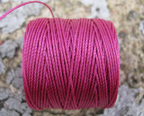 S-Lon Bead Cord - Magenta, 1 Rulle Hilmas Pyssel