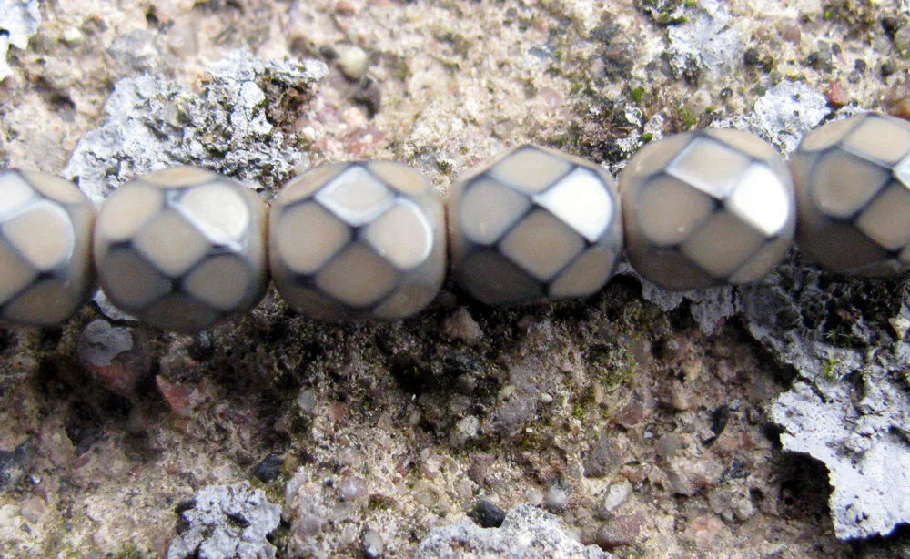 Tjeckiska Firepolish - Snake Sand 6mm, 1 sträng Hilmas Pyssel