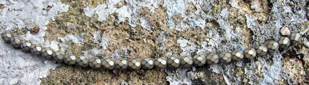 Tjeckiska Firepolish - Snake Sand 6mm, 1 sträng Hilmas Pyssel