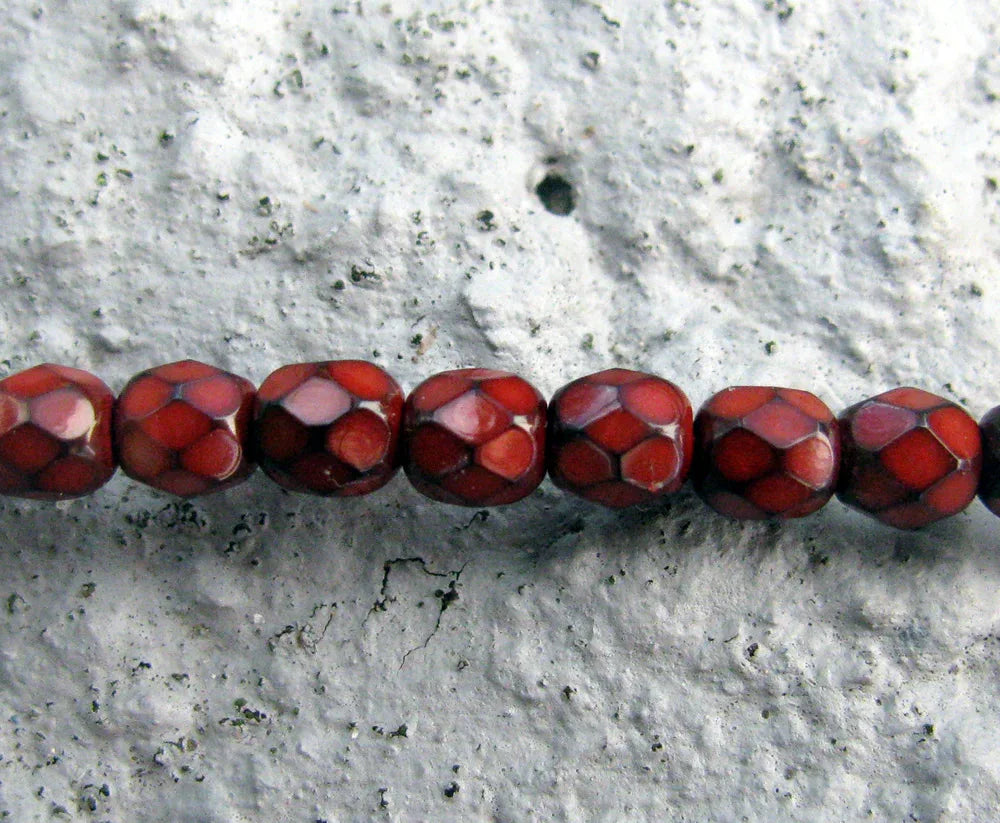 Tjeckiska Firepolish - Snake Dark Coral 4 mm, 1 sträng Hilmas Pyssel