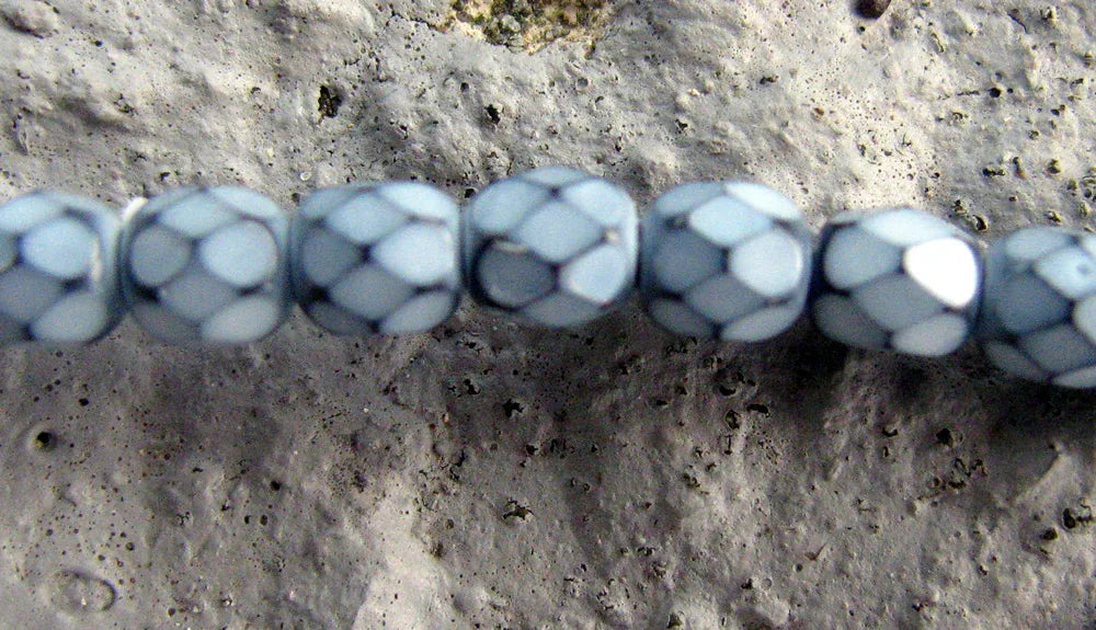 Tjeckiska Firepolish - Snake Fog 4 mm, 1 sträng Hilmas Pyssel