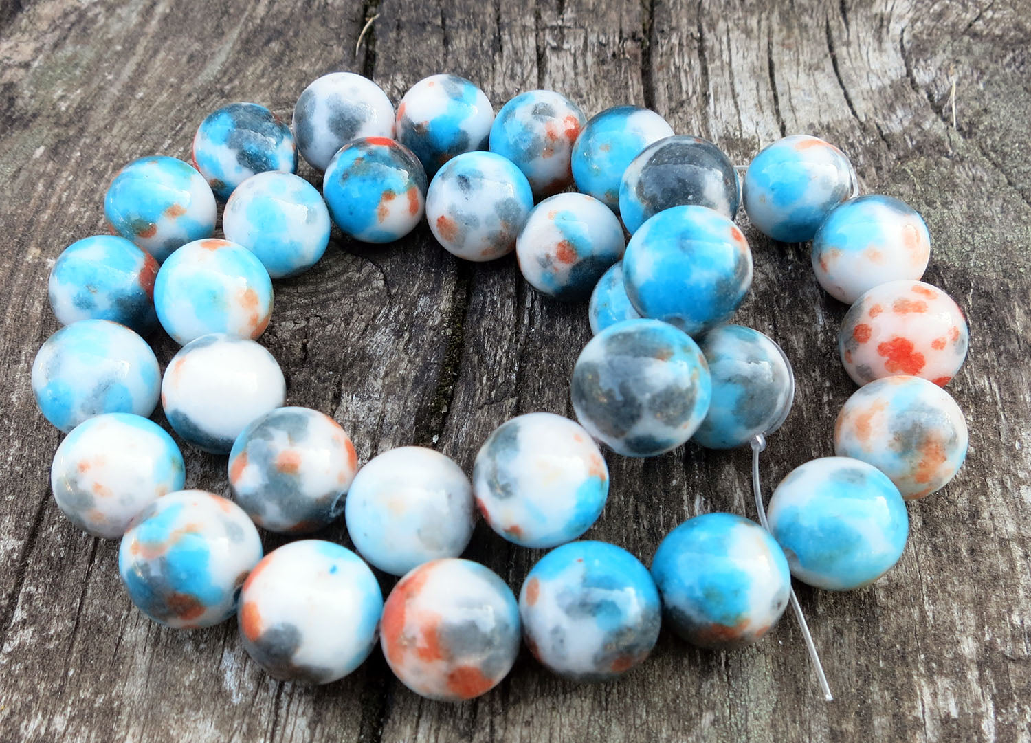 Jade flerfärgade runda - Turkos/svart/vit, 12mm 1 sträng Hilmas Pyssel