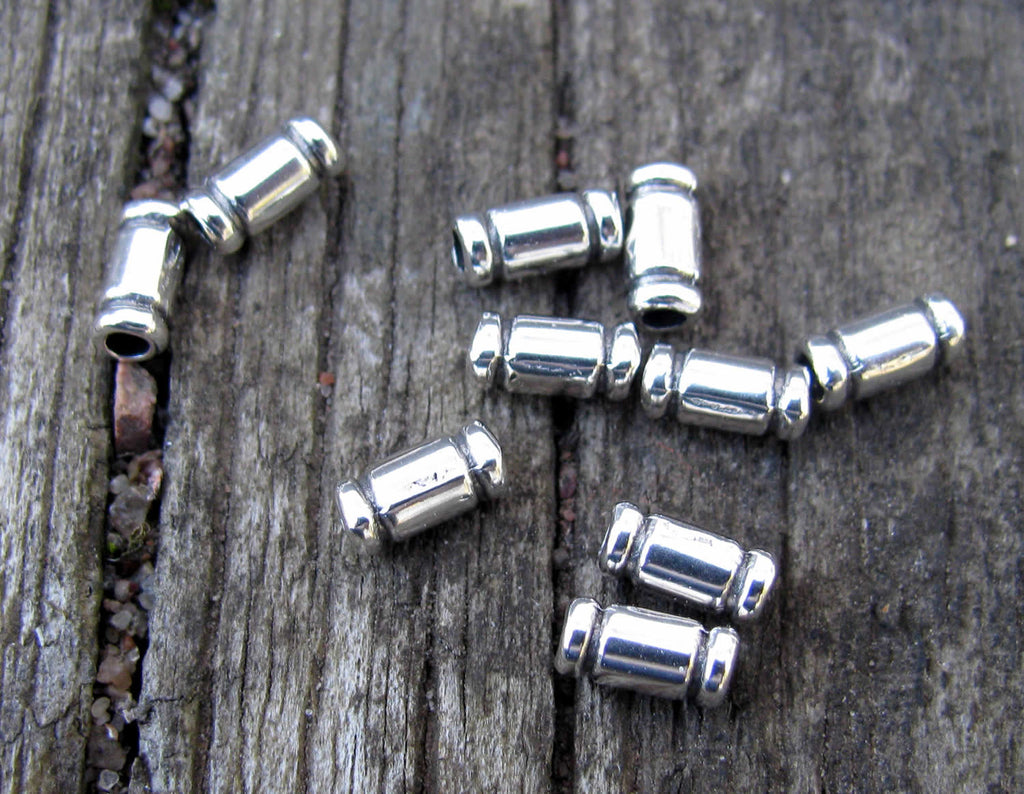 Mellandel Silverfärgad - Litet rör med streck 6,3x3 10-pack Grekisk Metall