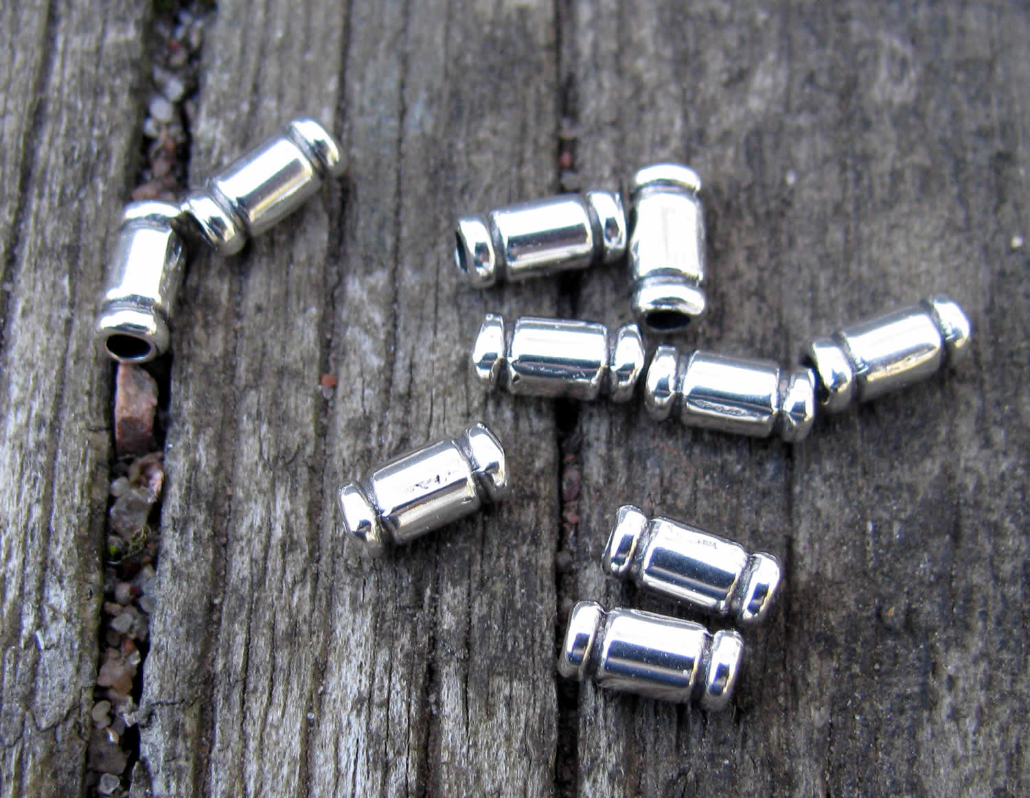 Mellandel Silverfärgad - Litet rör med streck 6,3x3 10-pack Grekisk Metall