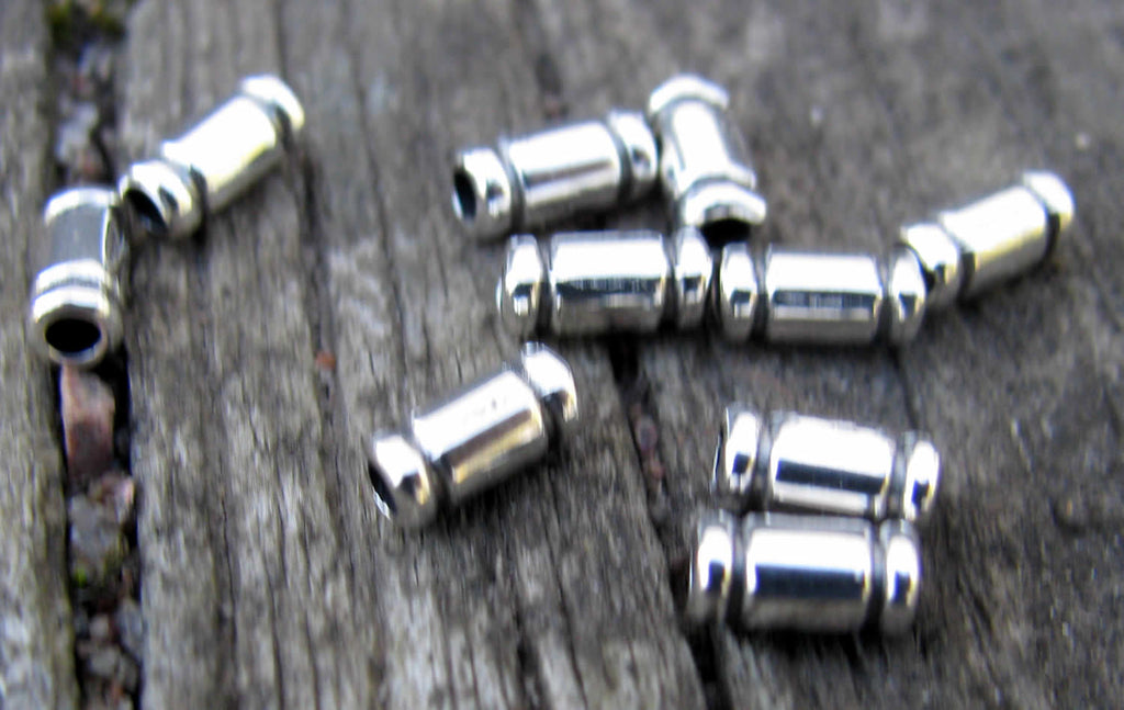 Mellandel Silverfärgad - Litet rör med streck 6,3x3 10-pack Grekisk Metall