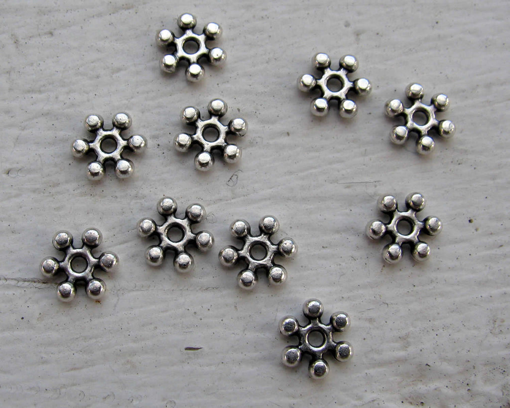 Mellandel Silverfärgad - Platt Blomma 6,7mm, 10-Pack Grekisk Metall