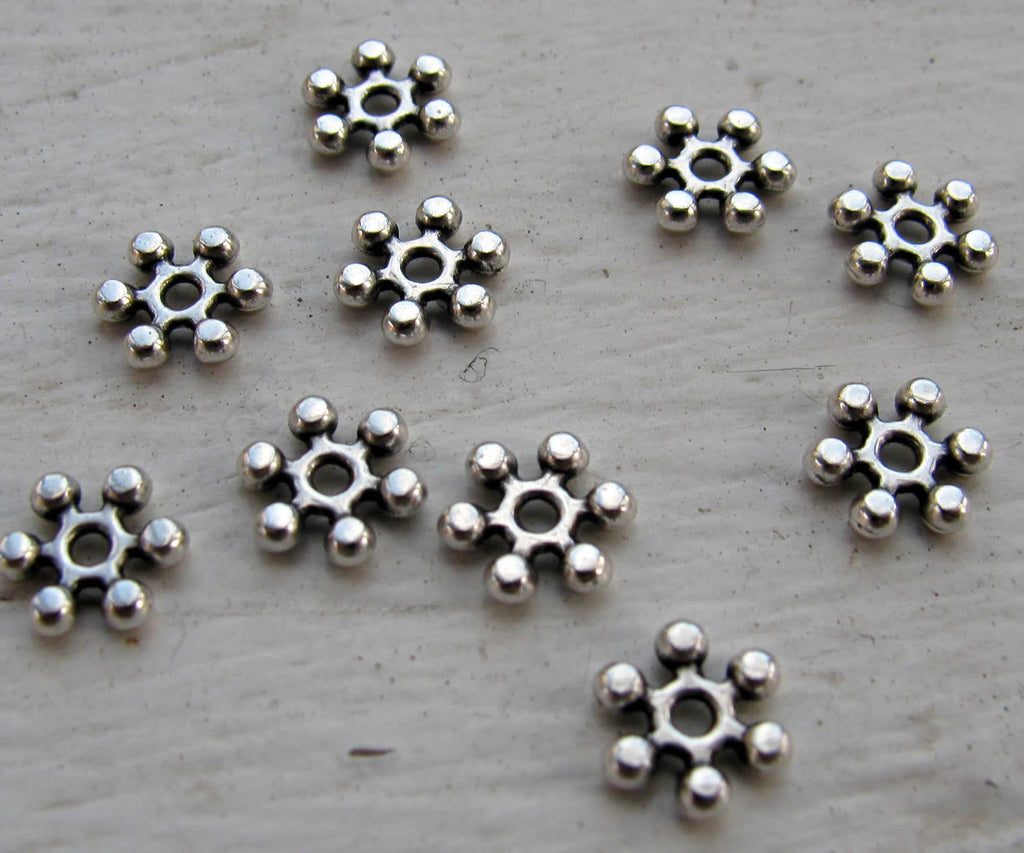Mellandel Silverfärgad - Platt Blomma 6,7mm, 10-Pack Grekisk Metall