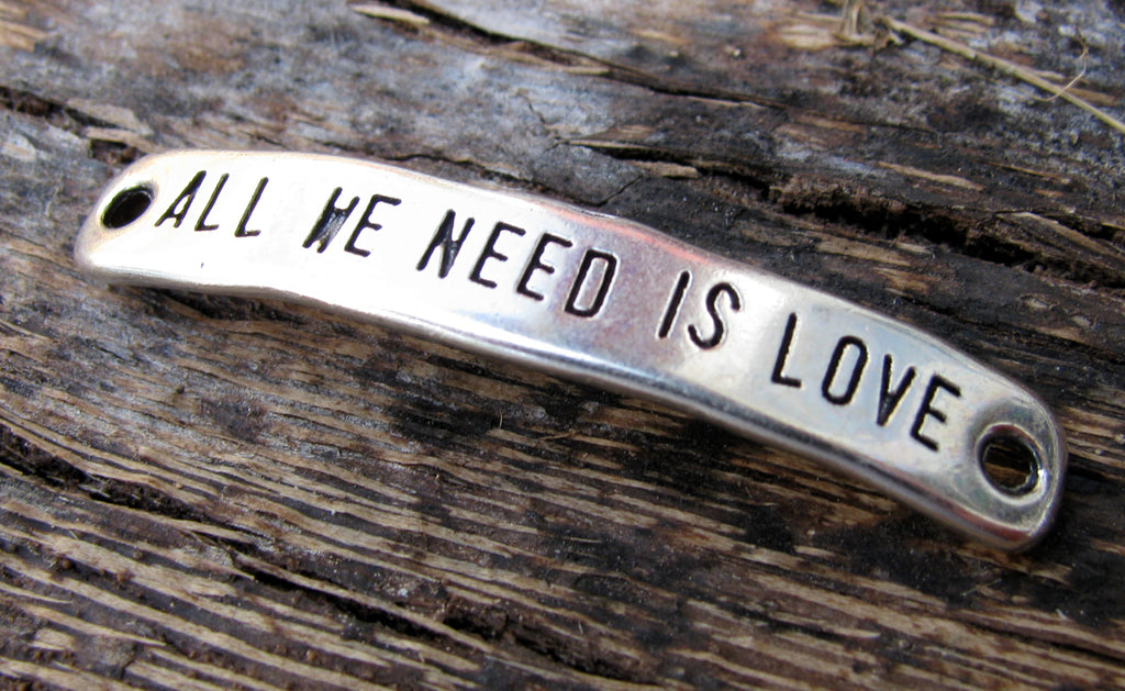 Connector Silverfärgat - All we need is love 40x7mm 1 styck Grekisk Metall