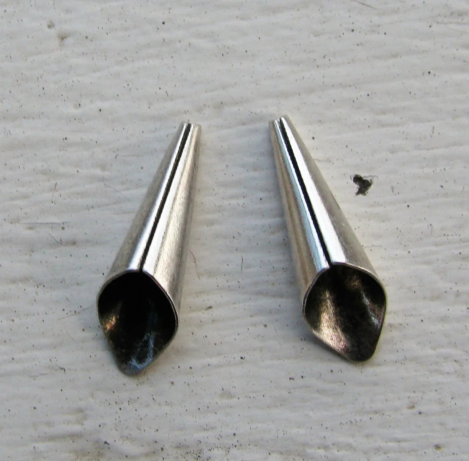 Koner Silverfärgade - Strutar 21x6mm 2-pack Grekisk Metall