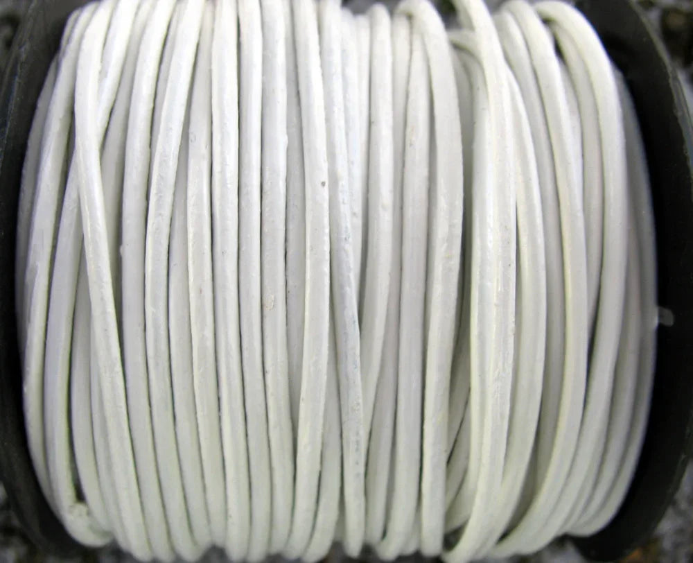 Läderband 1,5 mm - Vit, 1 m Hilmas Pyssel